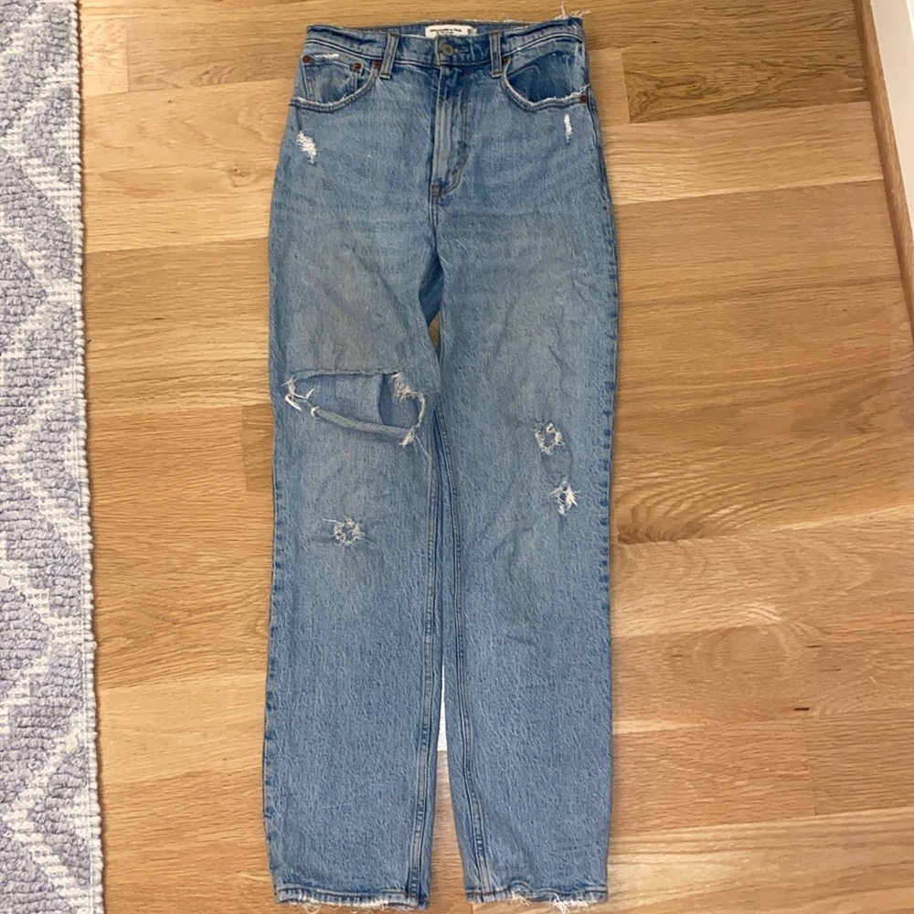 Abercrombie & Fitch 90’s straight, ultra high rise blue jeans.